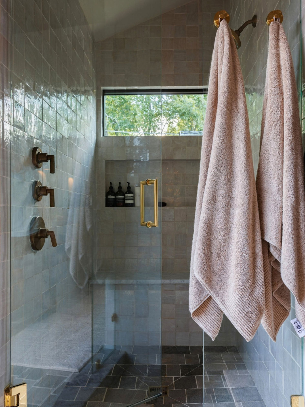 Natural White, doing what it does best. Soft in the shadows, luminous in the light, and never quite the same twice.

Tile: Natural White 4x4 Zellige Tile
Design/Build: @ruotidesign