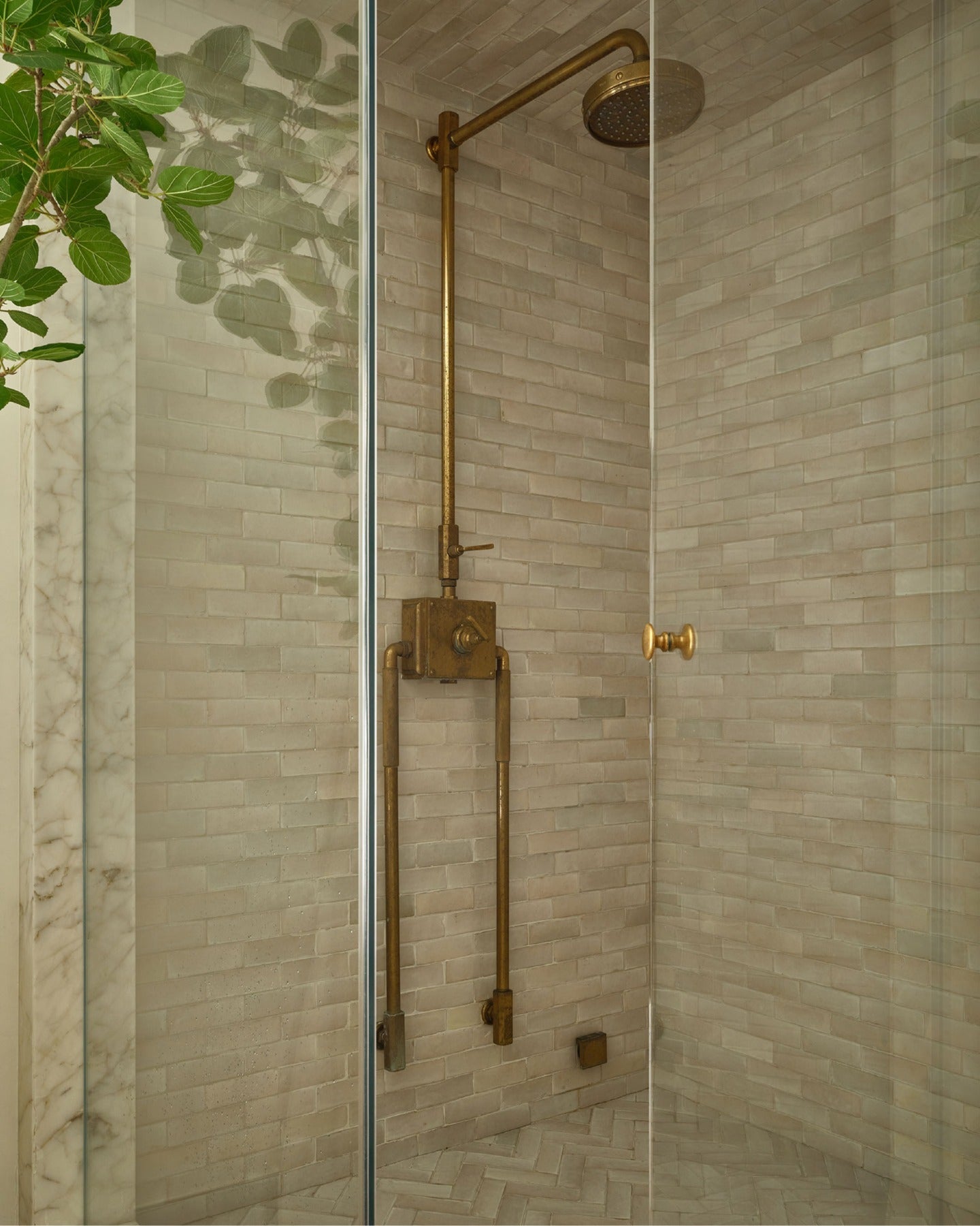 Natural White, in a different light.

Light has a way of changing everything, especially with a surface made to catch it. Add grout, layout and surrounding materials, and one tile can take on an entirely different mood.

Tile: Natural White 2x6 Thin Bejmat Zellige Tile
Design: @sarahsolis
Photography: @michaelcliffordphotography (image 2)