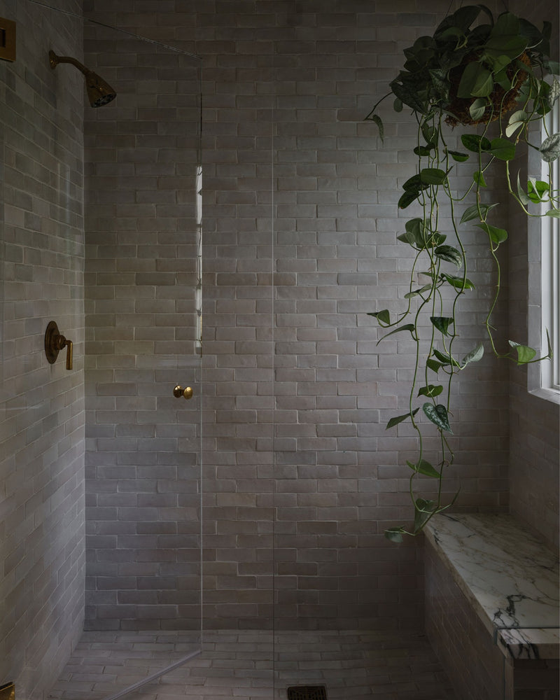 Natural White, in a different light.

Light has a way of changing everything, especially with a surface made to catch it. Add grout, layout and surrounding materials, and one tile can take on an entirely different mood.

Tile: Natural White 2x6 Thin Bejmat Zellige Tile
Design: @sarahsolis
Photography: @michaelcliffordphotography