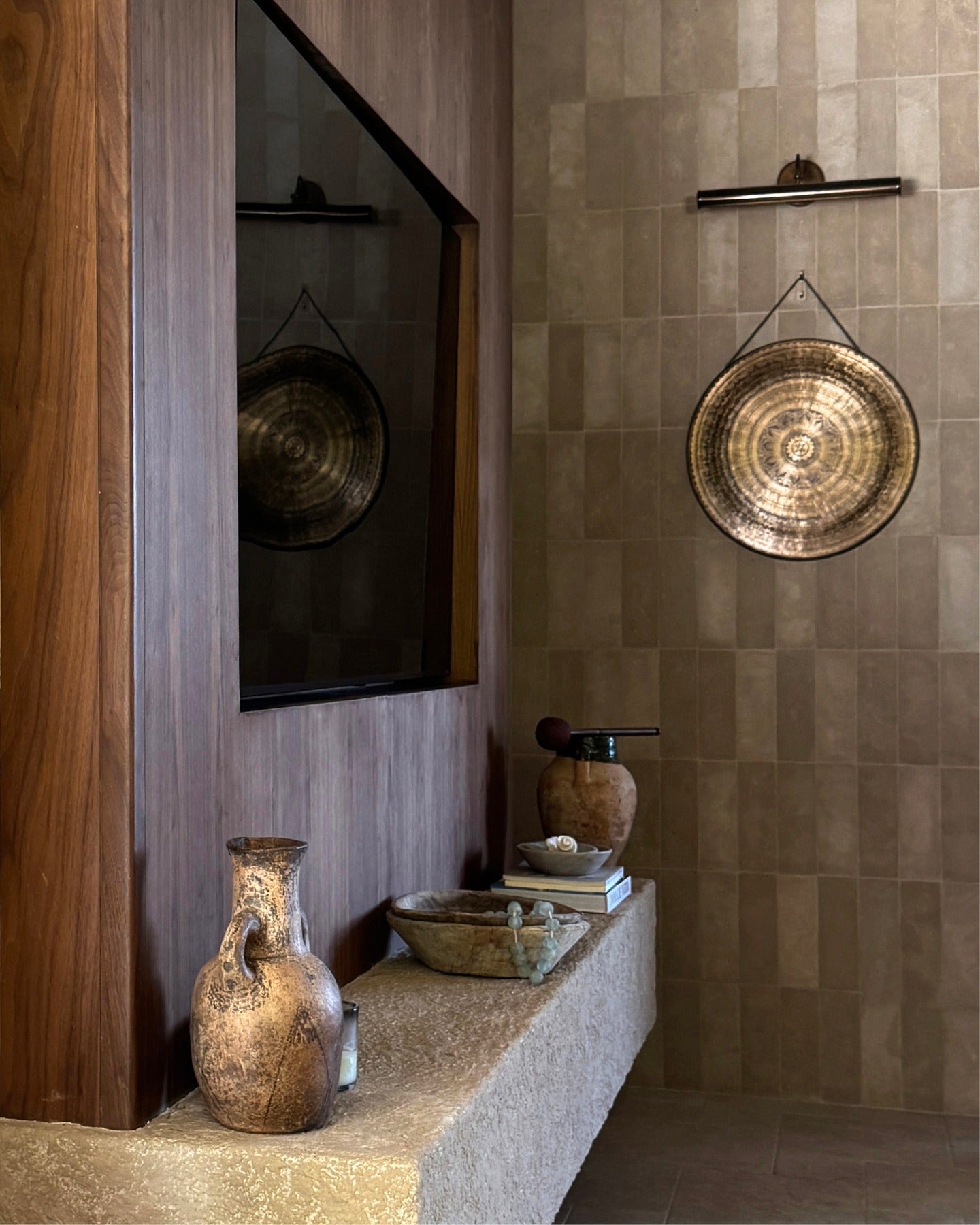 The best homes don't come together one room at a time.

They begin with a feeling, and thoughtfully chosen tile carries that feeling from one space to the next.

Tile: Azru Sand 4x12 Moroccan Limestone | Hammered & Tumbled
Design/Photo: @nicoleisaacs (image 4)