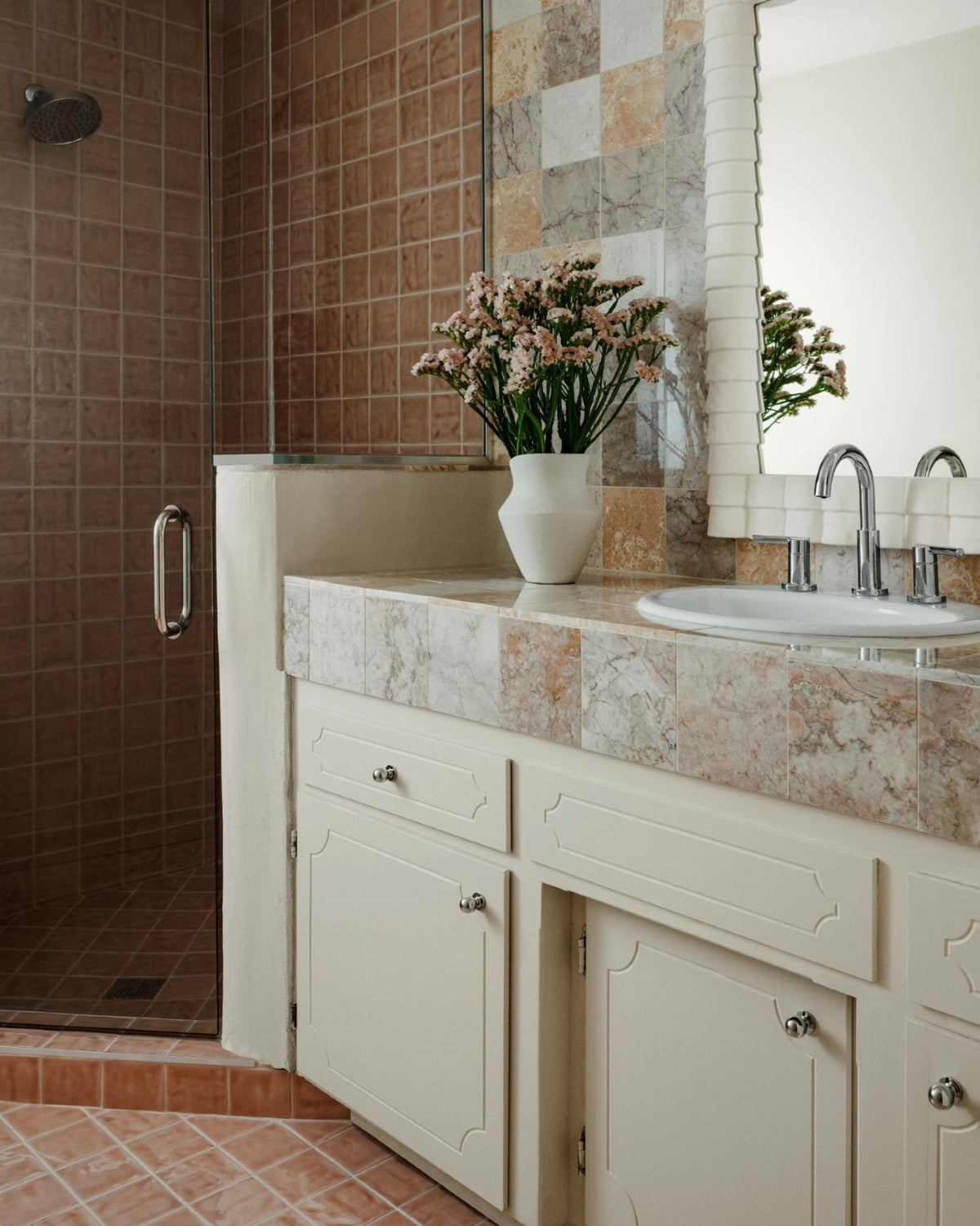 A moodier side of pink from floor to shower. Earthy, enveloping and unexpectedly sophisticated.

Tile: Petal 4x4 Formed Ceramic Tile | Gloss
Design: @laurelleanne.interiors
Photo: @lance.gerber